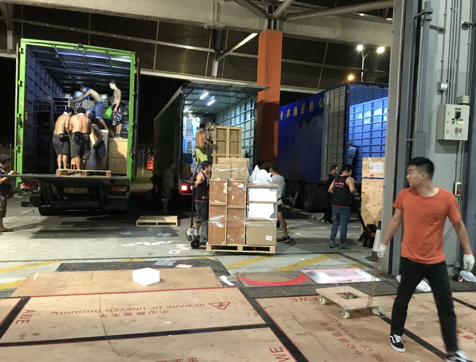 机场博览馆/会展中心展馆现场工人拆柜